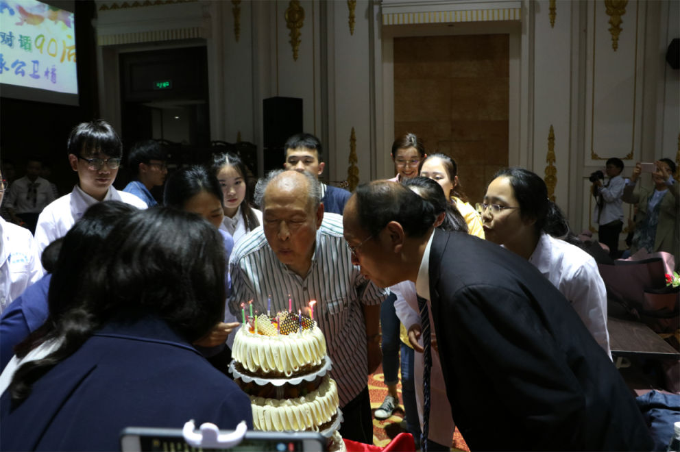 吹生日蜡烛.png